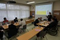 熟議について説明する教務主任